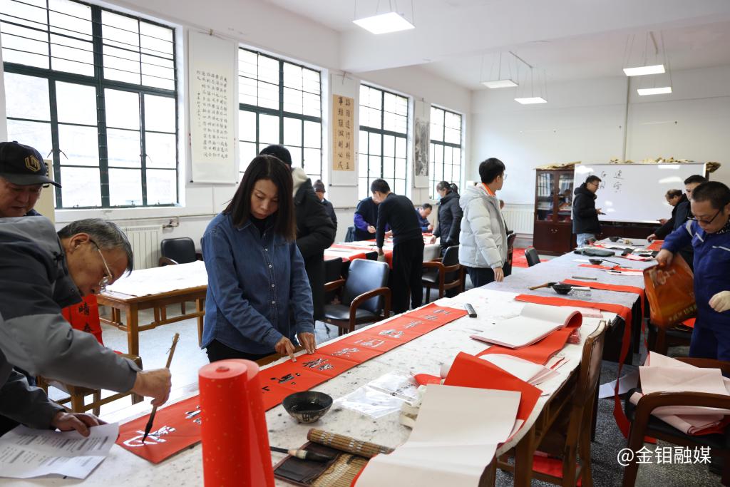 20230116-礦山分公司新春義獻(xiàn)春聯(lián)活動(dòng) (2).jpg