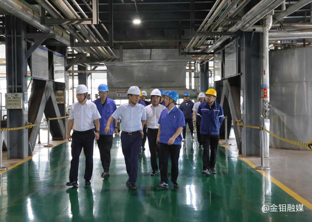 20250729-陜西有色金屬集團工會常務副主席張繼祥到金鉬股份化學分公司“送清涼” (2).jpg